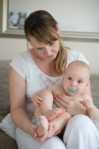 Mutter mit Baby auf Schoß, Halbportrait Mutter mit Baby auf Schoß, Halbportrait